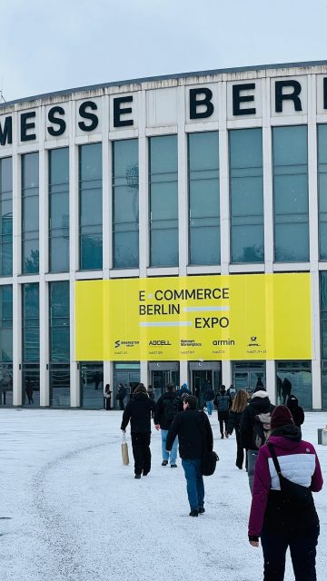 Snow in Berlin.
Cold air.
Strong coffee before the Expo doors opened. ☕

If you follow the AI headlines, you’d expect noise.
Inside the E-commerce Berlin Expo, it felt different.

Less reaction.
More responsibility.
 More “let’s build.”

Big takeaway:
AI isn’t a hype project.
It’s an execution challenge.

Real impact happens when strategy, structure and culture move with the technology.

Commerce won’t be shaped by fear.
It will be shaped by those who act.